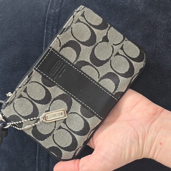 Coach | Signature Canvas Pouch - Picture 3 of 7